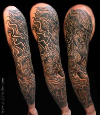 Czarnobiały rękaw z twarzami i kolorowymi oczami.