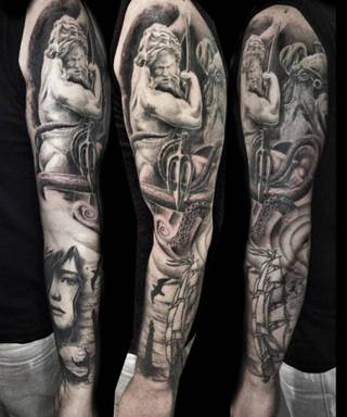 Czarnobiały rękawa z posejdonem, statkiem, ptakami oraz portretem kobiety.