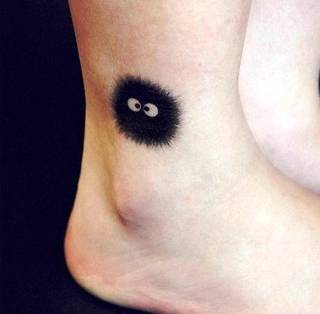 Czarny stworek nad kostką