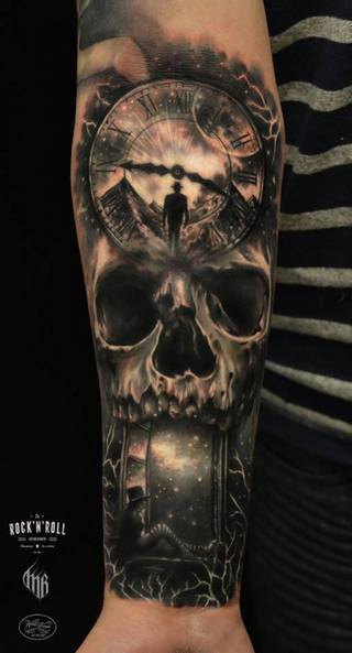 Czaszka na przedramieniu. Autor: Krzysztof Stefan Baksymilian