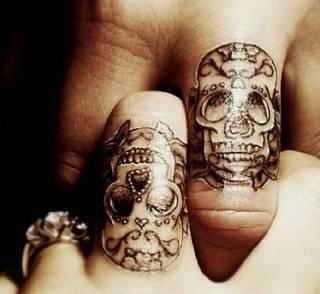 Czaszki na palcach
