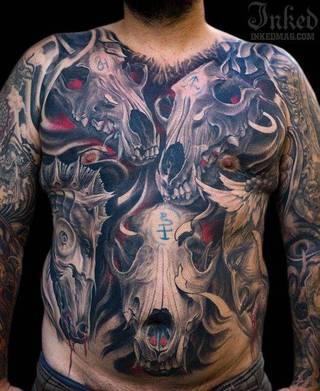 Czaszki zwierząt na klatce piersiowej.