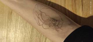 Cześć potrzebuję pomocy konkretnie chodzi o obsługę tej maszynki bo nie wiem jak ustawić ją do konturu a jak do cieniowania wiem że ona jest do tego i tego aktualnie próbowałam na przedramieniu wytatuować sobie mój wzór ale nie wiem dlaczego nie mogę wbić tuszu próbowałam z regulację twardości wbicia próbowałam  igłę wbijać głębiej próbowałam moczyć co chwilę dziób w tuszu ale szczerze mówiąc męczę się z tym miejscem i nie wiem czy to jest kwestia tego że ja coś źle robię czy tego że jest źle ustawiona maszynka