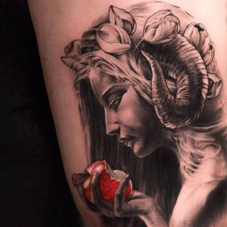 Diablica z rogami trzymająca nadgryzione jabłko.