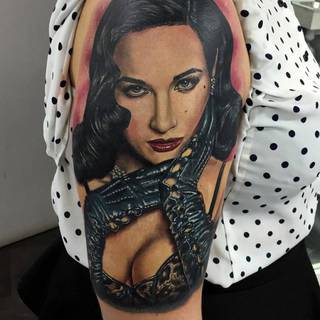 Dita von Teese wytatuowana na ramieniu.