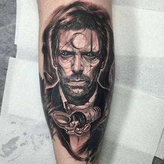 Dr. House z półksiężycem wytatuowany na nodze.