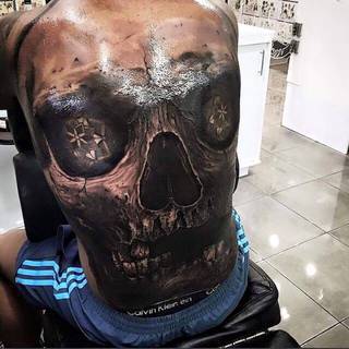 DrewAPicture jest tatuażystą, który przykłada niesamowitą wagę do detali tatuaży, które tworzy. Dzięki temu szybko wyrobił sobie niesamowitą markę!