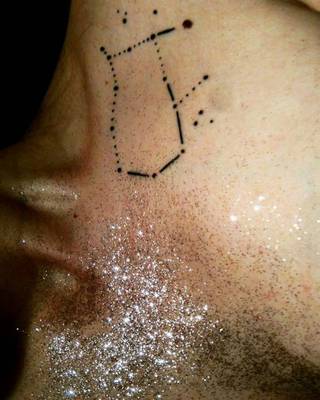 druga dziarka, troche z innej bajki.. budzi rozne odczucia, ale zdecydowanie jest zgodna z cala mna:)