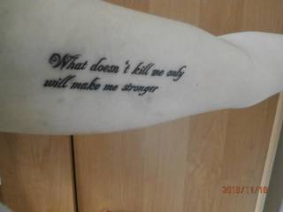 Drugi z kolei tatuaż (2013), cytat z piosenki Papa Roach "Kick in the teeth".