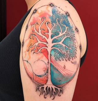 Drzewo o dwóch stronach - spokojnej i ognistej - na barku.