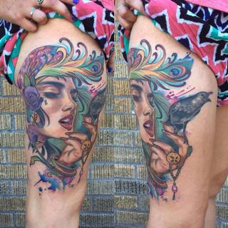 Dziara cyganki trzymającej na palcu ptaka.