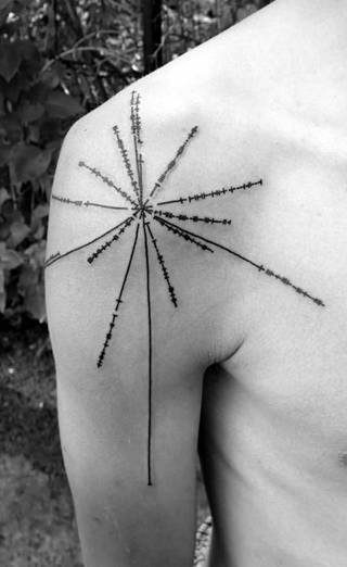 Dziara z wiadomością ze złotego dysku voyagera na prawym barku.