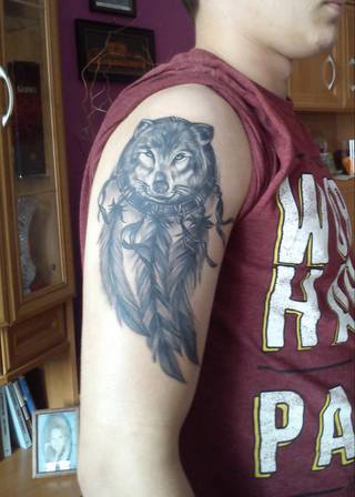 Dziki wilk jako uosobienie dzikiego ducha, odizolowania się od ograniczeń rzeczywistego świata , Pióra Orle pochodzące z Indiańskich plemion oznaczają Kreatywność oraz odwagę , Łapacz snów odpędza złe duchy oraz nawiedzające nas złe sny . Myśle że ten Tatuaż Charakteryzuje w przybliżeniu moją osobowość ;) Poza tym Jest świetnie wykonany i jestem z niego bardzo zadowolony :)