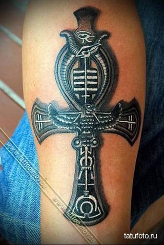 Egipski ankh na nodze.