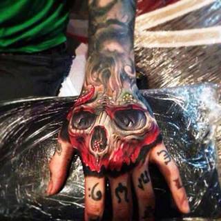 Fajnie wydziarana dłoń