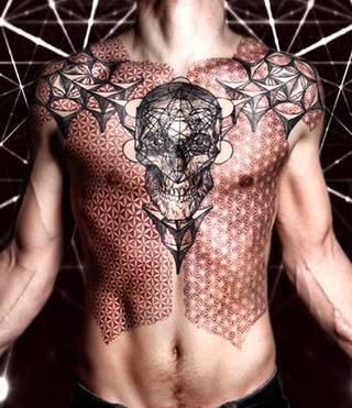 Fajnie wytatuowana klata