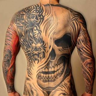 Fajnie wytatuowane plecy