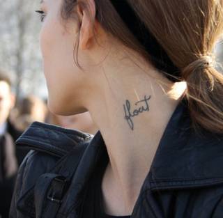 Freja Beha Erichsen – znana duńska modelka. Bardzo ciekawy tatuaż z przesłaniem. Delikatny napis, ale interesujący przekaz. W jednym z wywiadów modelka ładnie opowiada o tym jak powstał ten tatuaż. "Float"- unosić się (na wodzie), dryfować. Chodzi o to, aby nie stresować się tak bardzo, brać życie na luzie, spokojnie płynąć przez życie. Ciekawe znaczenie tatuażu.

"Float through life. Just take it easy, be calm, not too much stress. Just, float."