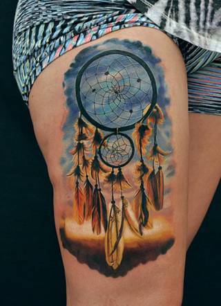 Genialny łapacz snów na udzie w wykonaniu Fernanda Shimizu