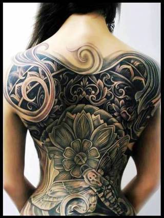 Genialny tatuaż na plecach