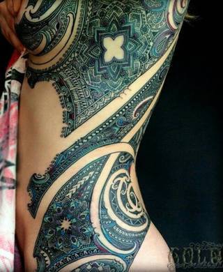 Geometryczny motyw na kobiecym boku