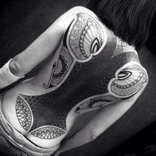 Geometryczny tatuaż na plecach