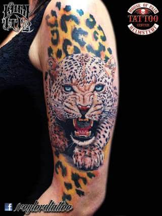 Gepard i cętki na ramieniu.