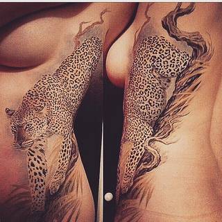 Gepard na kobiecy boku. Wykonanie: Travis Barker