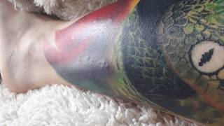 Hej mam pytanie miesiąc temu zrobiłam tatuaż i raz na jakiś czas wyskakują mi na kolorze czerwonym takie bąbelki, które po pewnym czasie znikają nie swędzą . Tatuator mówi, że to nic takiego i zniknie,ale trochę się martwię . Czy to normalne?? Bo już myślę o usunięciu części czerwonej 