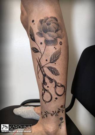 👋 Hej, zerknijcie na ten niesamowity tatuaż od naszej Karoliny! 🌹✂️
👀 Przedstawiamy tatuaż, który wykonała w drugim dniu Warsaw Tattoo Convention 2023. Używając techniki dotwork, Karolina stworzyła tatuaż, który przyciąga wzrok i intryguje swoją symboliką.
🌹 Przedstawia różę - symbol miłości i pasji, ale z wyjątkowym połączeniem, bowiem łodygę przecina para stylowych secesyjnych nożyczek, które symbolizują zarówno koniec, jak i początek, decyzję o przecięciu przeszłości i otwarcie nowego rozdziału.
🤭 Czy nie jest to inspirujące? Może to właśnie czas, aby pomyśleć o swoim własnym tatuażu od Karoliny? Tatuażu, który mówi coś o Tobie. 😉