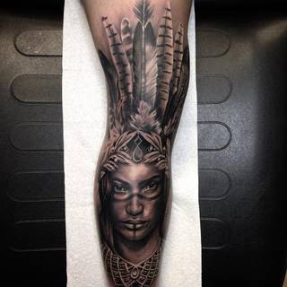 Indianka na łydce autorstwa Matta Lunna