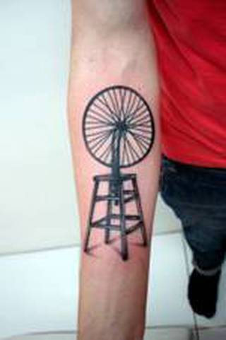 Inspirowany instalacją Marcela Duchampa.