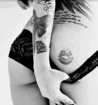 KISS ME ! pupa diament na ręku czarno bialy