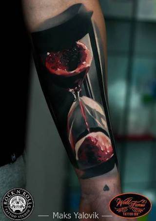 Klepsydra z przelewającą się krwią na przedramieniu.