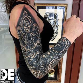 Kobiecy rękaw w geometryczne wzory. Wykonanie: Pablo De