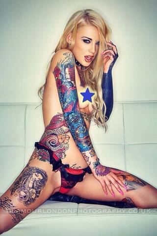 Kolejna seksowna pasjonatka tatuażu