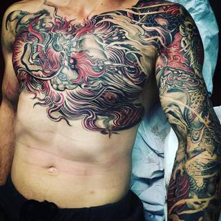 Kolorowa dziara na ręce i klacie. Autor: Mike Inkfiendart