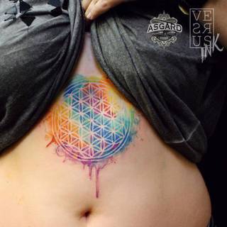 Kolorowa mandala na brzuchu, ponad pępkiem.