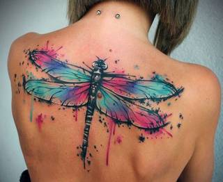 Kolorowa waszka wytatuowana na plecach.