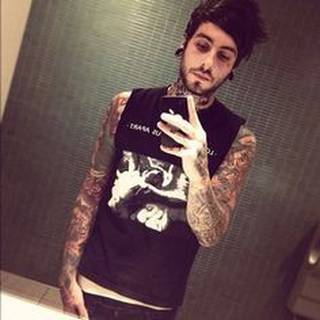 Kolorowe tatuaże na rękach i szyi + broda.