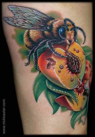 Kolorowy tatuaż brzoskwini i osy.