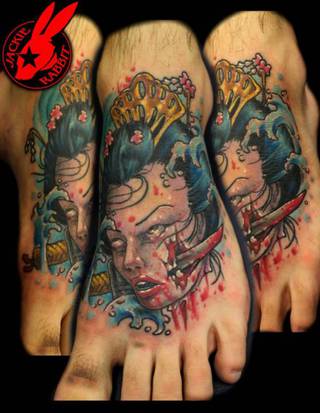 Kolorowy tatuaż kobiety z przebitym policzkiem.