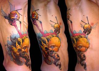 Kolorowy tatuaż z pszczołami.