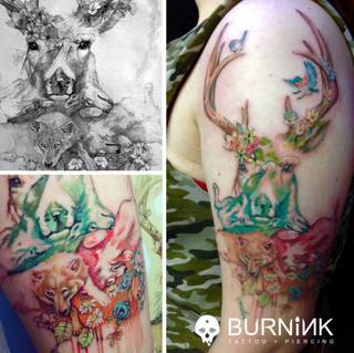 Kolorowy tatuaż z tematami leśnymi i zwierzęcymi.