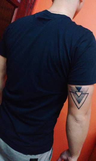 kompozycja trójkątów na tricepsie