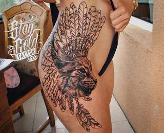 Kot w pióropuszu. Tatuażysta: Grigoriy Swarogov