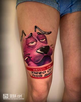 Kreskówki nigdy nie wychodzą z mody, nawet na konwencji Warsaw Tattoo Convention 2023! Wczoraj Sebastian ożywił ulubieńca naszego dzieciństwa, Chojraka-Tchórzliwego Psa, ale z pewnym... ekhm... dorosłym twistem.😅

Widzieliście Chojraka z przekrwionymi, przymkniętymi oczami i papierosem w pyszczku, jakby z niego wręcz biło hasło "Hello, I'm tired of this shit"? To właśnie ten humorystyczny, lekko zrezygnowany wizerunek możecie zobaczyć na zdjęciu. 🚬🐶

Zgadzamy się, Chojraku, czasem tak właśnie jest! Nie ukrywamy, że niektórzy obserwatorzy oszaleli na punkcie tego tatuażu! Czyż to nie jest najbardziej relaksujący obrazek z udziału Sebastiana w konwencji? 😂
