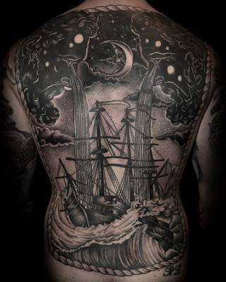 Księżyc i płaczące, zalewające statek chmury na całych plecach.