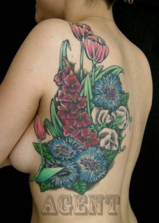 Kwiaciany motyw na lewej łopatce.