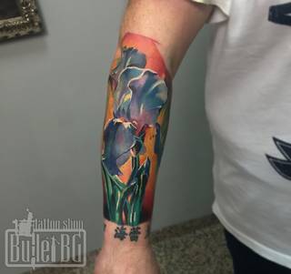 Kwiatowe, kolorowe wzory na przedramieniu.